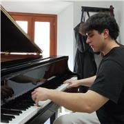 Profesor particular de piano de nivel básico o medio, solo fines de semana o en verano